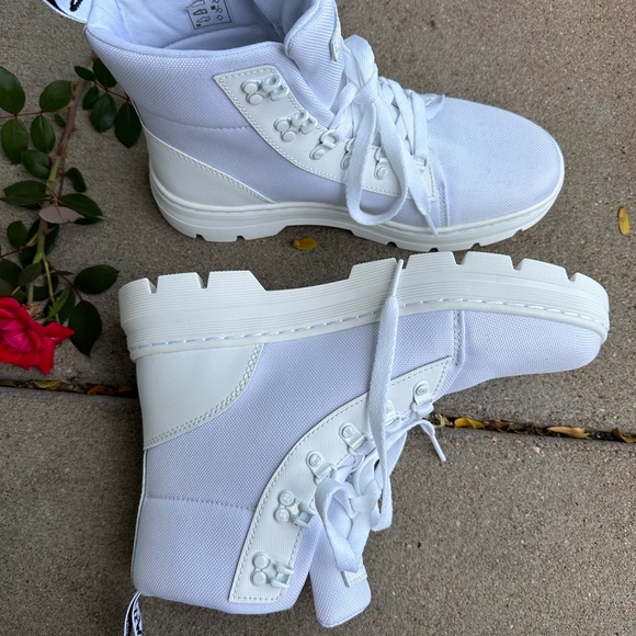 Dr. Martens Combs Platform Boot - Women's Size 10 Combs  Boot - Picture 16 of 17